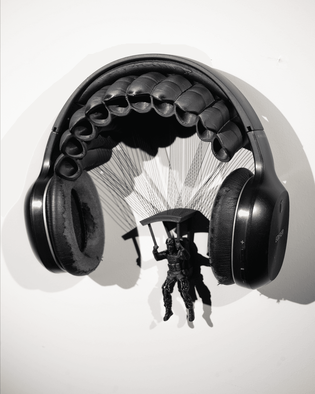 Parachuting Headphone Holder - Image 4