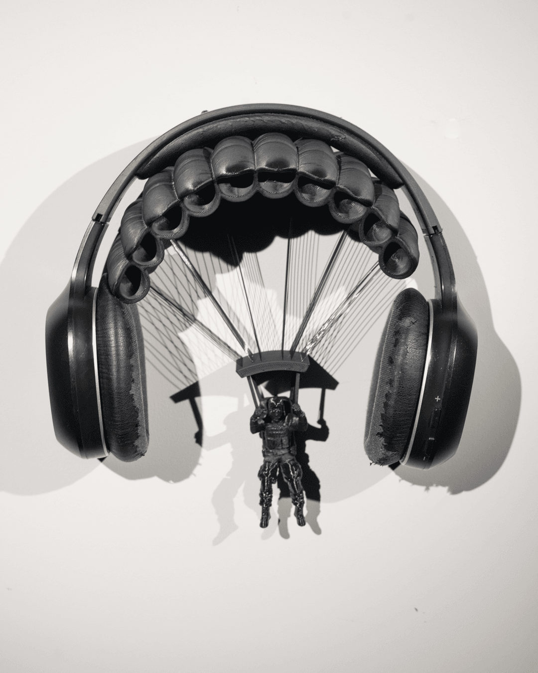 Parachuting Headphone Holder - Image 2