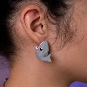 Brincos Tubarão baby shark 3D mordendo a orelha