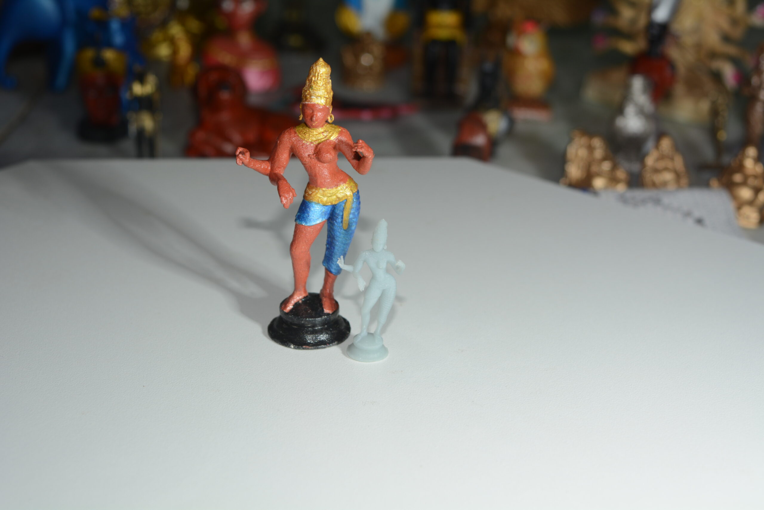 📚 Miniatura da Deusa Saraswati em Resina - Pintada à Mão 🎨 - Image 5