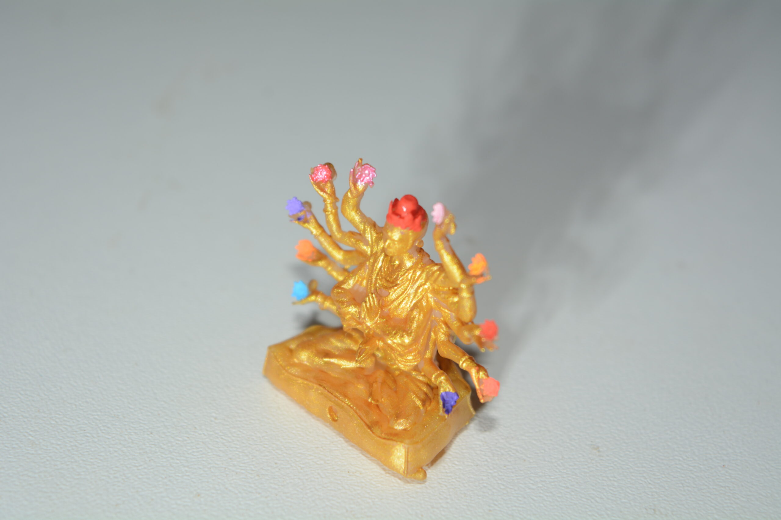 Crie um anuncio para miniatura dessa deusa feita em resina e pintada a mão contendo as dimensões 2x3x3 cm 🌸 Miniatura da Deusa Annapurna em Resina - Pintada à Mão 🌸 - Image 2