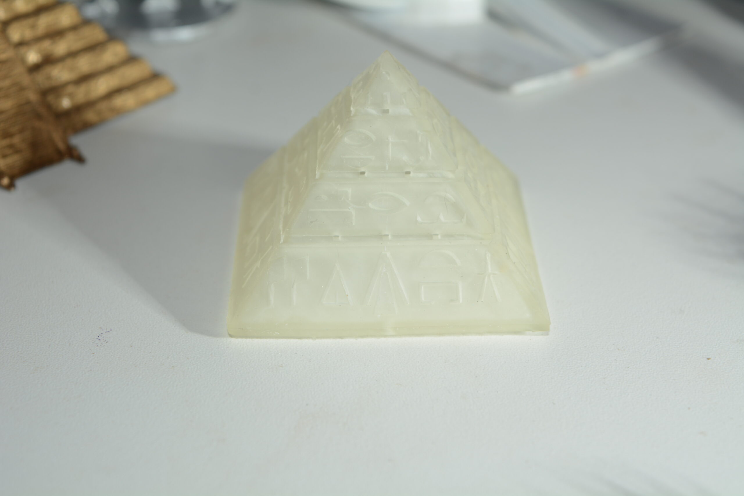 Miniatura da Pirâmide do Egito Transparente: Decoração Versátil para Casa e Aquário! 🌟✨ - Image 2