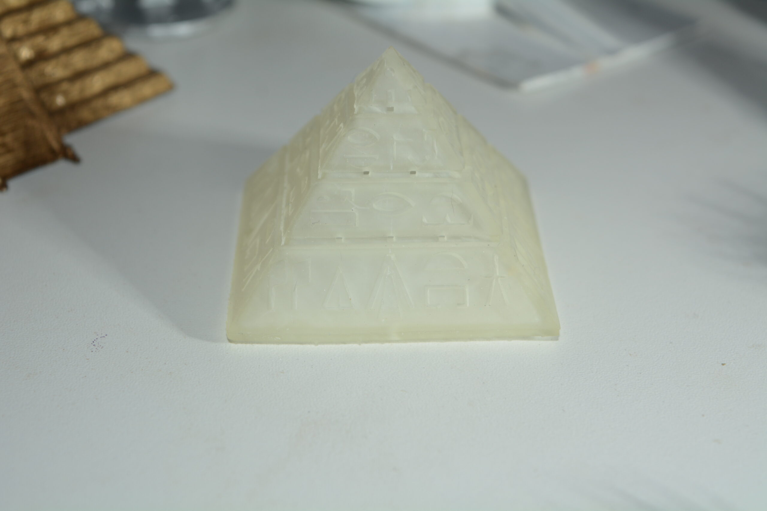 Miniatura da Pirâmide do Egito Transparente: Decoração Versátil para Casa e Aquário! 🌟✨ - Image 3